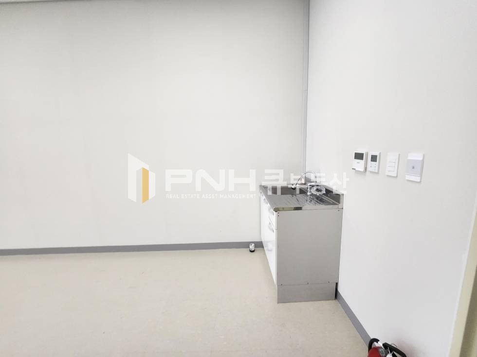경기 의왕시 이동 의왕시 의왕테크노파크, 에이스하이테크 비전21, 전용 약20평, 월임대료 저렴, 천장형냉난방기O , 싱크대O, 3톤 화물엘베 O, 부곡톨게이트인근, 고속도로 인접, 즉시입주가능 월세 매물번호 11132 사진 4