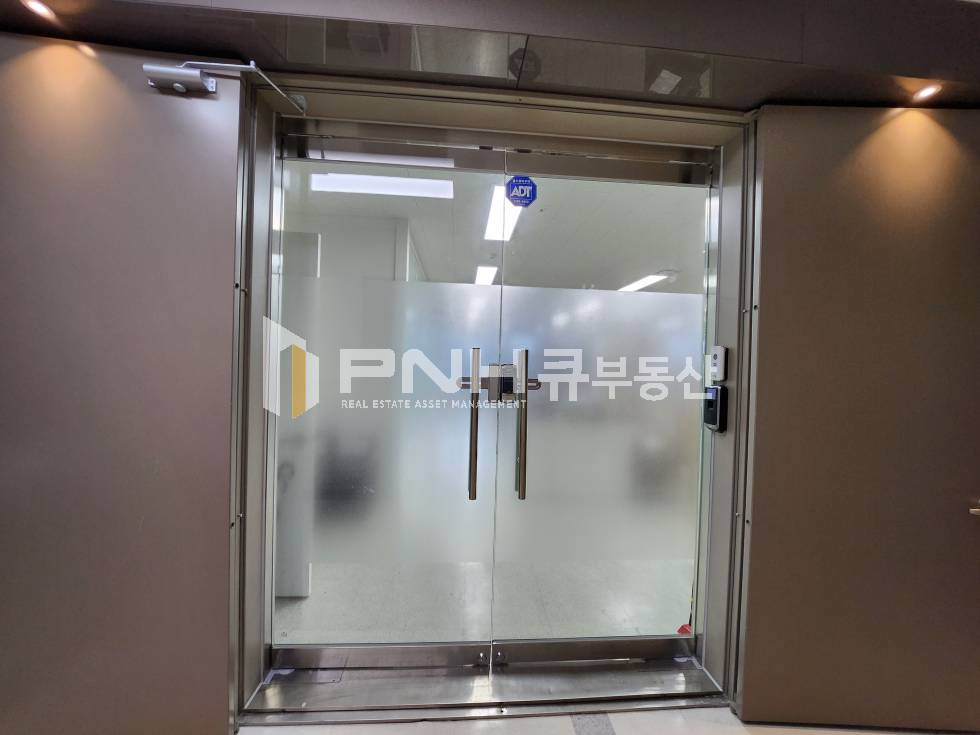 경기 안양동안구 관양동 4호선 평촌역 인근, 평촌에이스하이테크시티 , 전용28평, 호실 내 개별 전용 테라스O, 인테리어룸 2개, 탕비실, 내부매우깔끔, 빠른입주 월세 매물번호 11139 사진 3
