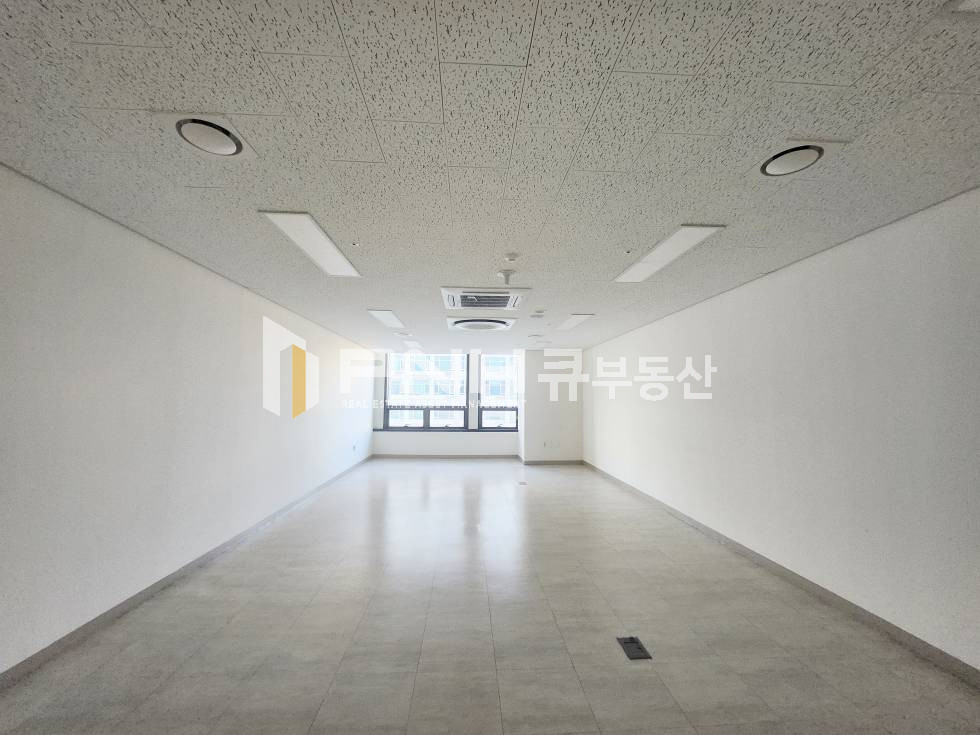 경기 안양동안구 관양동 4호선 평촌역 인근, 안양시청 맞은편, 안양금융센터, 업종제한 없음, 전용20평, 반듯한직사각형구조, 천장형냉난방기, 주차가능, 즉시입주 월세 매물번호 11144 사진 2