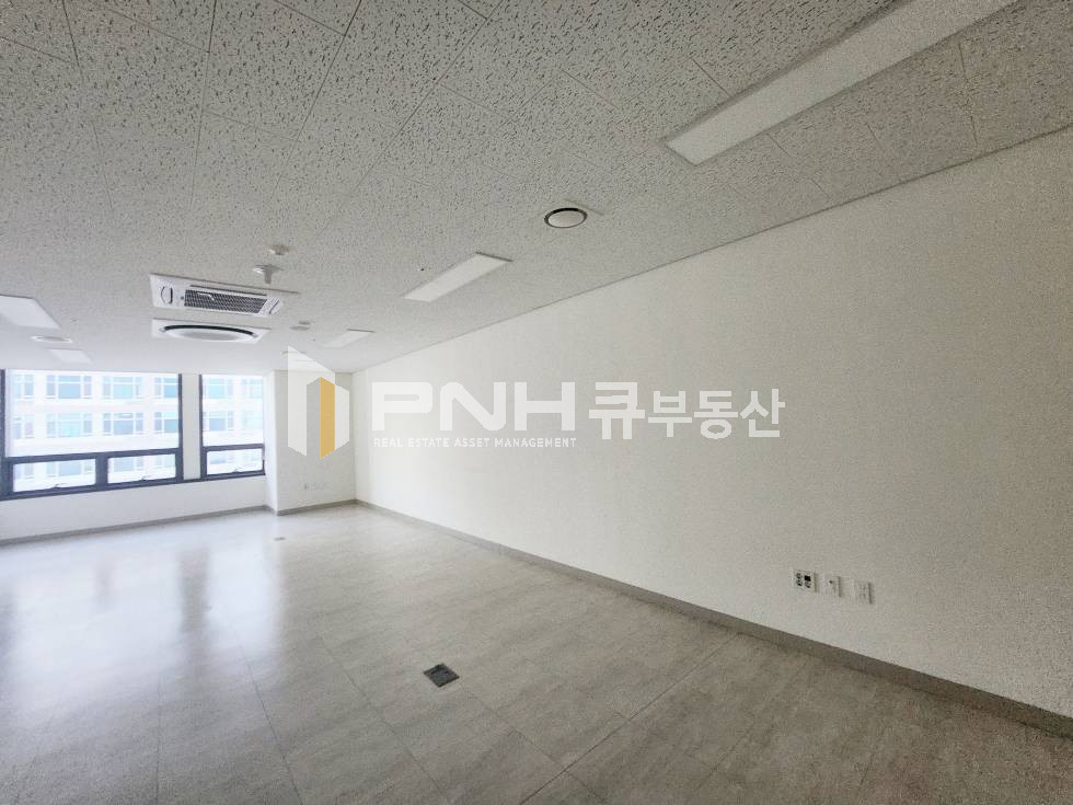 경기 안양동안구 관양동 4호선 평촌역 인근, 안양시청 맞은편, 안양금융센터, 업종제한 없음, 전용20평, 반듯한직사각형구조, 천장형냉난방기, 주차가능, 즉시입주 월세 매물번호 11144 사진 4