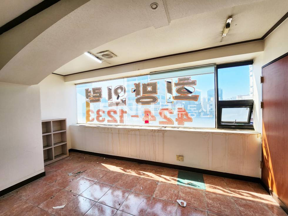 경기 안양동안구 관양동 4호선 인덕원역 3번출구 바로앞, 삼우프라자, 전용16평, 근생건물, 공간 구획 되어 있음, 유리창 간판가능, 즉시입주가능 월세 매물번호 11145 사진 6