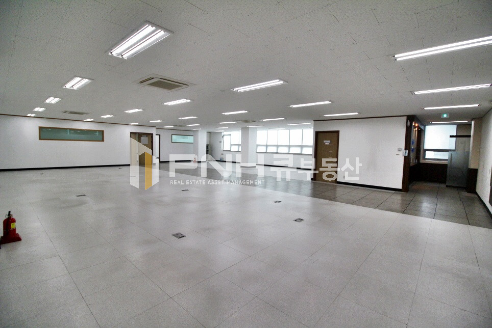 경기 안양동안구 호계동 범계역 인근 인테리어룸 갖춘 전용 136평 사무실 임대 월세 매물번호 11149 사진 2