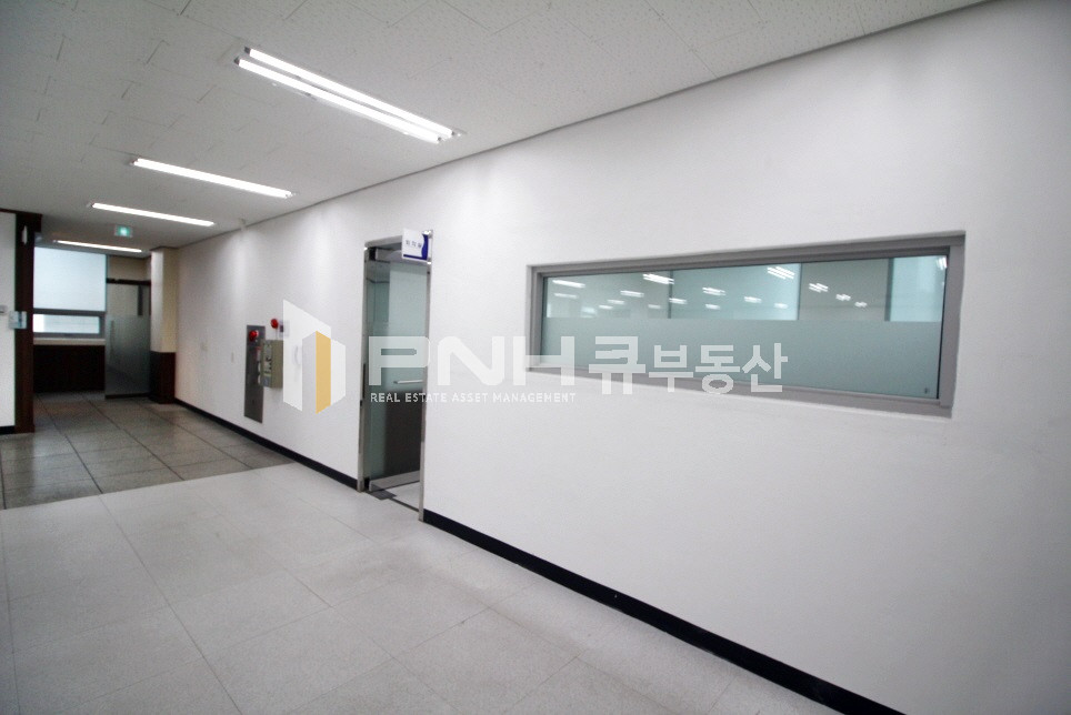 경기 안양동안구 호계동 범계역 인근 인테리어룸 갖춘 전용 136평 사무실 임대 월세 매물번호 11149 사진 3