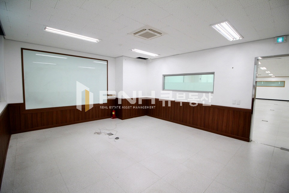 경기 안양동안구 호계동 범계역 인근 인테리어룸 갖춘 전용 136평 사무실 임대 월세 매물번호 11149 사진 4