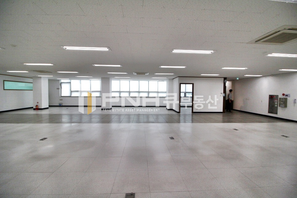 경기 안양동안구 호계동 범계역 인근 인테리어룸 갖춘 전용 136평 사무실 임대 월세 매물번호 11149 사진 5