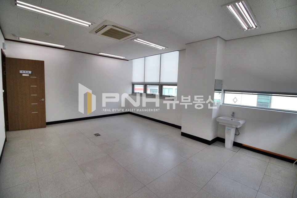 경기 안양동안구 호계동 범계역 인근 인테리어룸 갖춘 전용 136평 사무실 임대 월세 매물번호 11149 사진 9