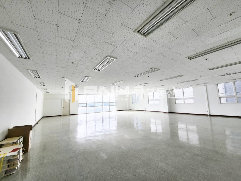 경기 안양동안구 호계동 1,4호선 금정역 초역세권, 공장 및 창고 및 사무실, 전용65평, 내부 매우 깔끔, 화물E/V 있음, 주차 편리, 화물 트럭 진출입 가능 월세 매물번호 11160 사진 2