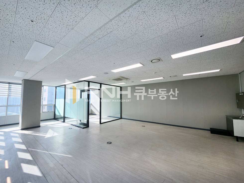 경기 안양동안구 평촌동 평촌~인덕원역 신축, 평촌아이에스비즈타워, 전용23평, 코너확장형, 인테리어O, 룸, 천장형냉난방기, 탕비실, 즉시입주 월세 매물번호 11174 사진 2
