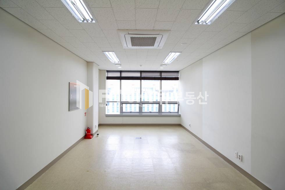 경기 안양동안구 관양동 평촌역 초역세권 신축급 9평 깔끔한사무실 월세 매물번호 10315 사진 1