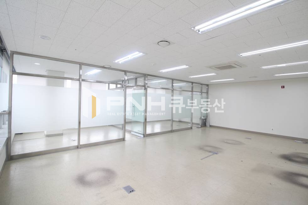 경기 안양동안구 관양동 평촌역 초역세권 27평 유리룸2개 인테리어 갖춘 신축 사무실 월세 매물번호 10436 사진 3