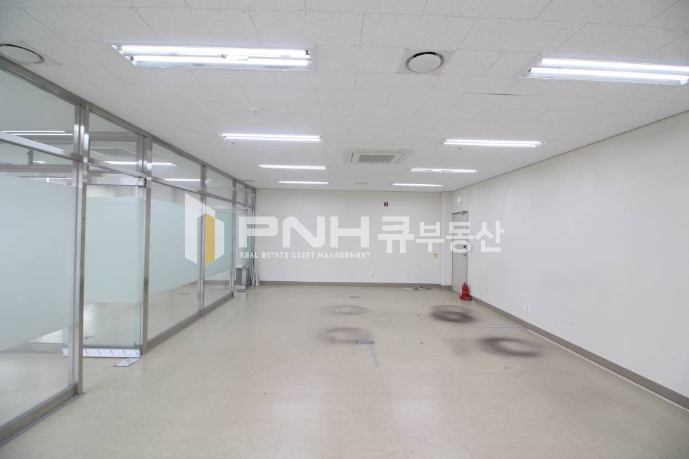 경기 안양동안구 관양동 평촌역 초역세권 27평 유리룸2개 인테리어 갖춘 신축 사무실 월세 매물번호 10436 사진 4