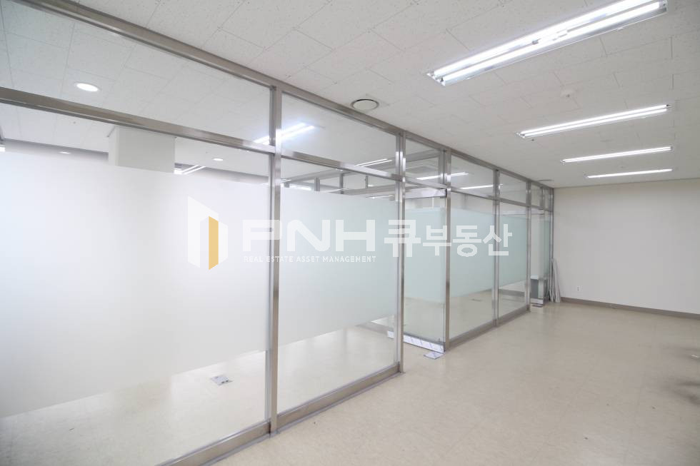 경기 안양동안구 관양동 평촌역 초역세권 27평 유리룸2개 인테리어 갖춘 신축 사무실 월세 매물번호 10436 사진 5