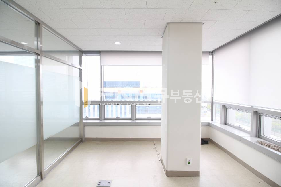 경기 안양동안구 관양동 평촌역 초역세권 27평 유리룸2개 인테리어 갖춘 신축 사무실 월세 매물번호 10436 사진 6