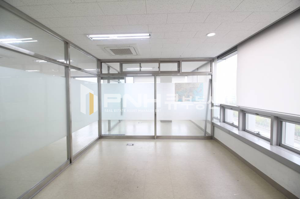 경기 안양동안구 관양동 평촌역 초역세권 27평 유리룸2개 인테리어 갖춘 신축 사무실 월세 매물번호 10436 사진 7