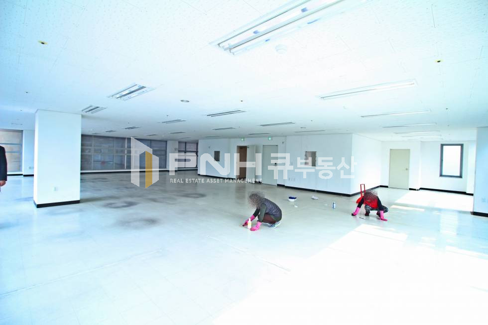 경기 안양동안구 관양동 평촌역 합사사무실 전용75평 단기 이용가능 신축급내외관 월세 매물번호 10298 사진 7