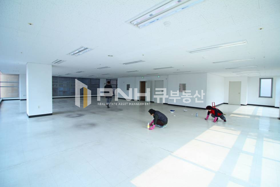 경기 안양동안구 관양동 평촌역 합사사무실 전용75평 단기 이용가능 신축급내외관 월세 매물번호 10298 사진 8