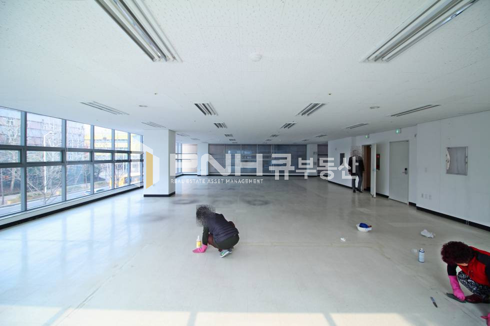 경기 안양동안구 관양동 평촌역 합사사무실 전용75평 단기 이용가능 신축급내외관 월세 매물번호 10298 사진 9
