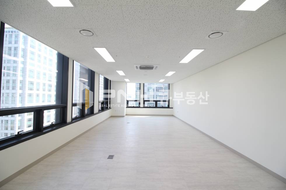 경기 안양동안구 관양동 안양금융센터 전용18평 코너 호실 양창 갖춘 깔끔한 사무실 추천 월세 매물번호 10483 사진 2