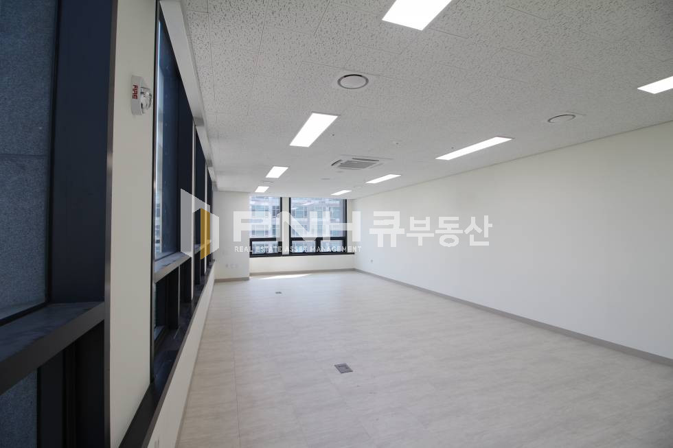 경기 안양동안구 관양동 안양금융센터 전용18평 코너 호실 양창 갖춘 깔끔한 사무실 추천 월세 매물번호 10483 사진 3