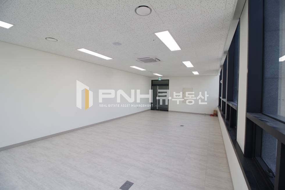 경기 안양동안구 관양동 안양금융센터 전용18평 코너 호실 양창 갖춘 깔끔한 사무실 추천 월세 매물번호 10483 사진 4
