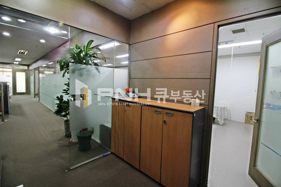 경기 안양동안구 관양동 인덕원역 인근 전용54평 인테리어룸3 창고1 탕비실1 추천사무실 월세 매물번호 10455 사진 1