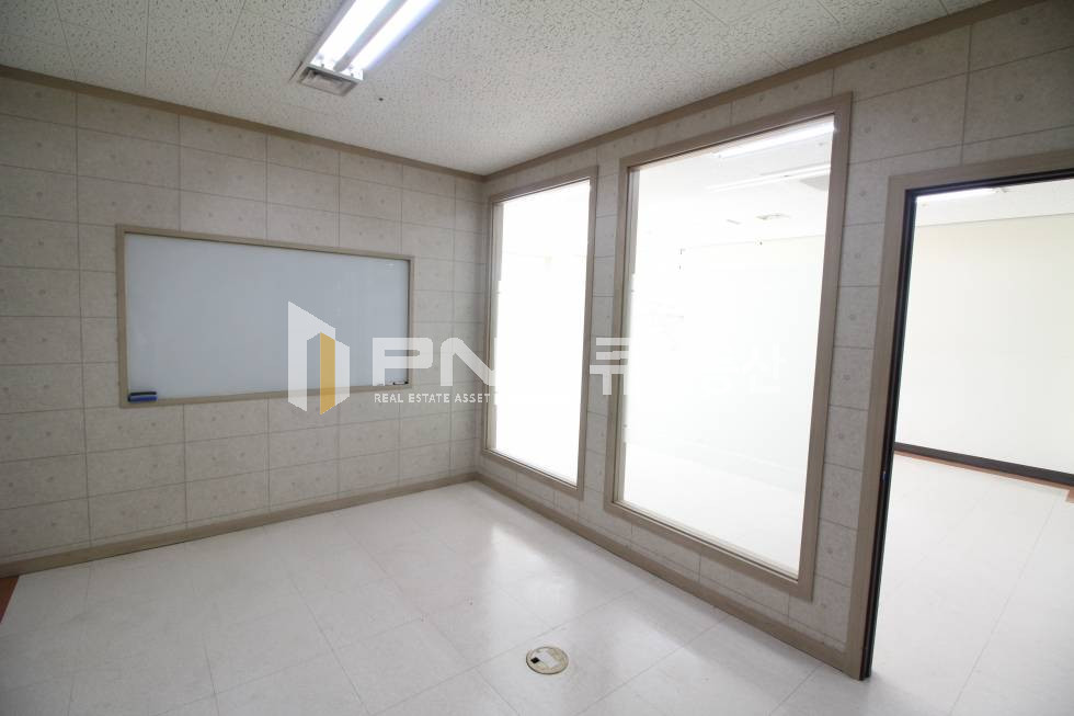 경기 안양동안구 관양동 평촌지식산업센터 룸3 냉난방기 풀인테리어 사무실임대 월세 매물번호 10565 사진 6