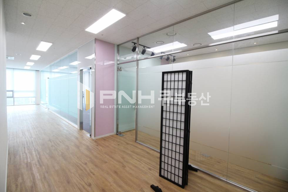 경기 안양동안구 관양동 평촌지식산업센터 인테리어 룸2개 깔끔한 구조 사무실 추천 월세 매물번호 10543 사진 1
