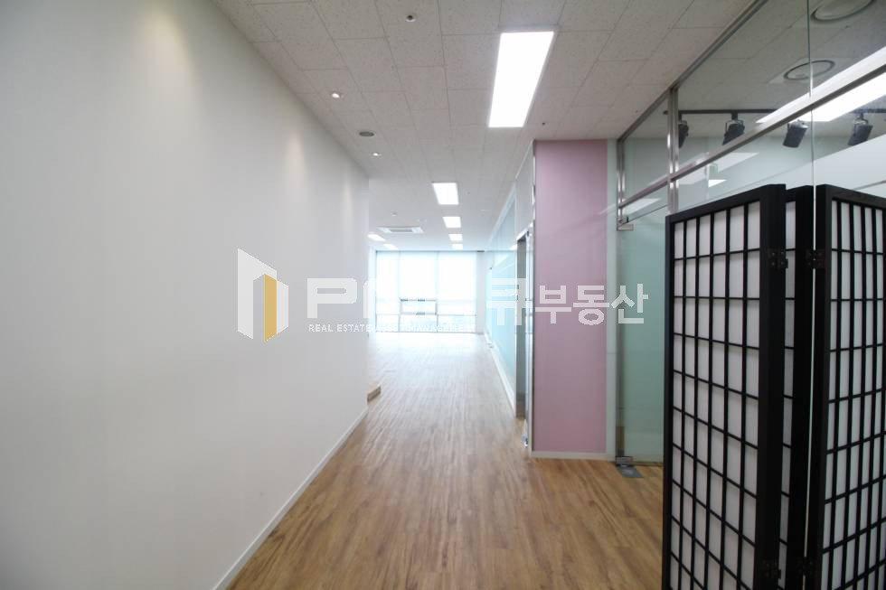 경기 안양동안구 관양동 평촌지식산업센터 인테리어 룸2개 깔끔한 구조 사무실 추천 월세 매물번호 10543 사진 2