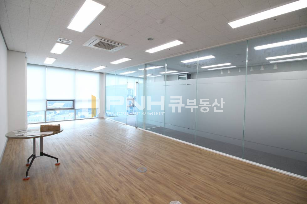 경기 안양동안구 관양동 평촌지식산업센터 인테리어 룸2개 깔끔한 구조 사무실 추천 월세 매물번호 10543 사진 6