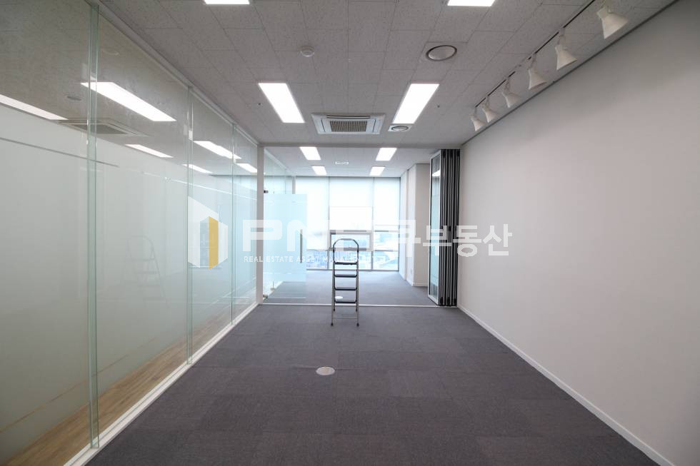 경기 안양동안구 관양동 평촌지식산업센터 인테리어 룸2개 깔끔한 구조 사무실 추천 월세 매물번호 10543 사진 8