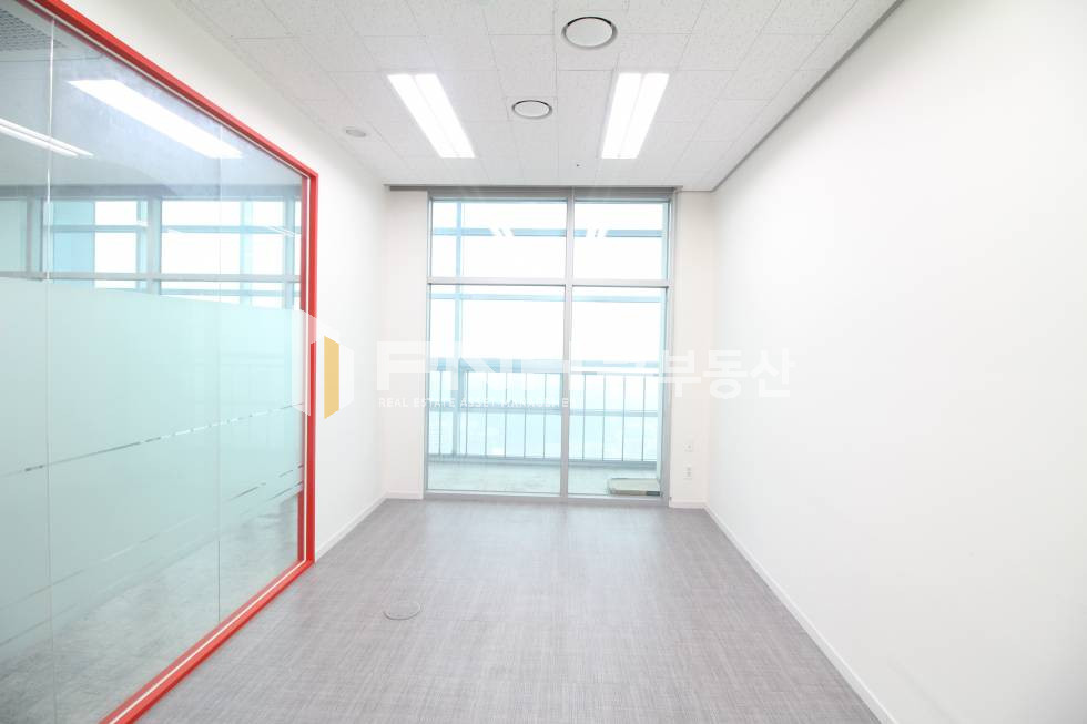 경기 안양동안구 관양동 인테리어 룸2개와 테라스공간 갖춘 깔끔한 구조의 사무실 월세 매물번호 10525 사진 6