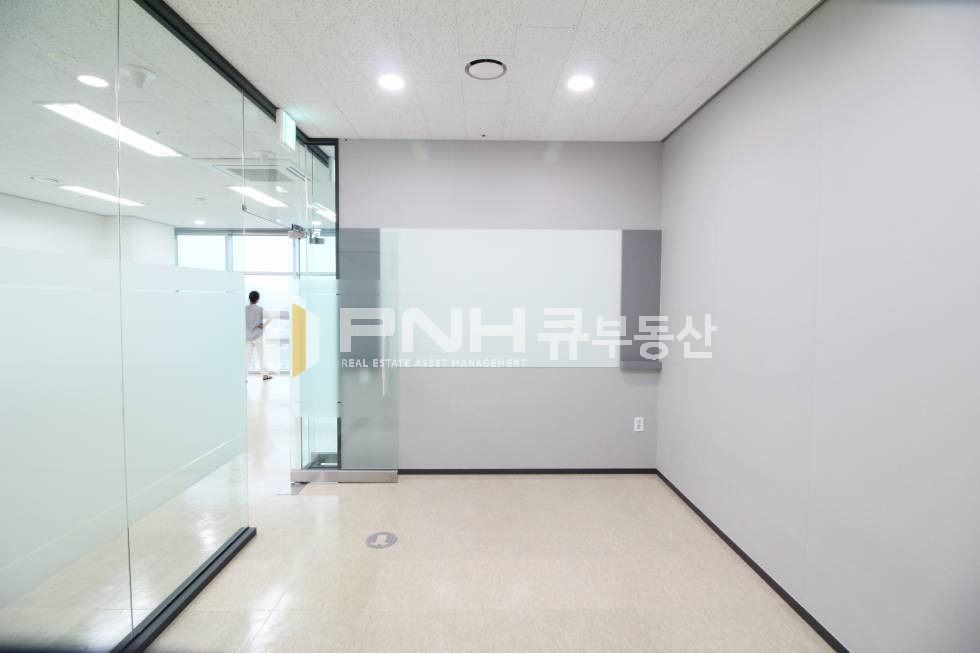 경기 안양동안구 관양동 오비즈타워 인테리어 룸2개 깔끔한 구조 사무실 추천 월세 매물번호 10524 사진 9