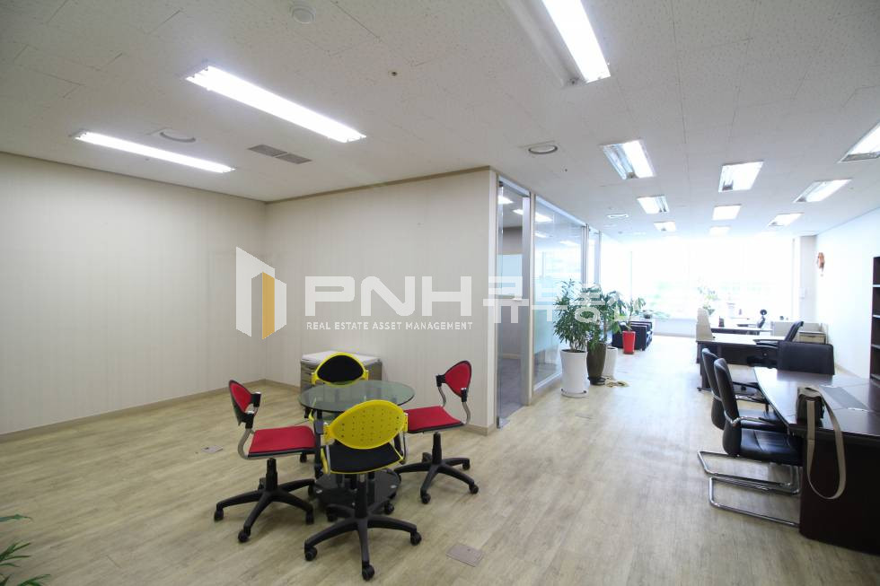 경기 안양동안구 관양동 인덕원역 근처 전용40평 룸2 창고1 탕비실1 갖춘 구조좋은 사무실 월세 매물번호 10497 사진 2