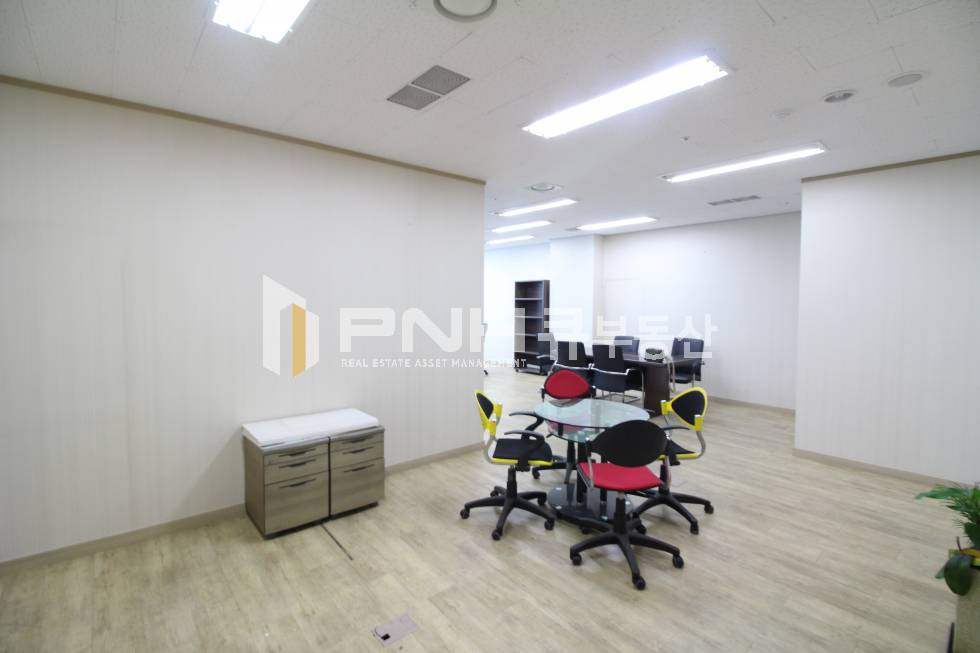 경기 안양동안구 관양동 인덕원역 근처 전용40평 룸2 창고1 탕비실1 갖춘 구조좋은 사무실 월세 매물번호 10497 사진 3