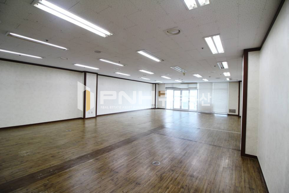 경기 안양동안구 평촌동 인덕원역 인근 전용40평 룸1 베란다 갖춘 지식산업센터 사무실 임대 월세 매물번호 10500 사진 3