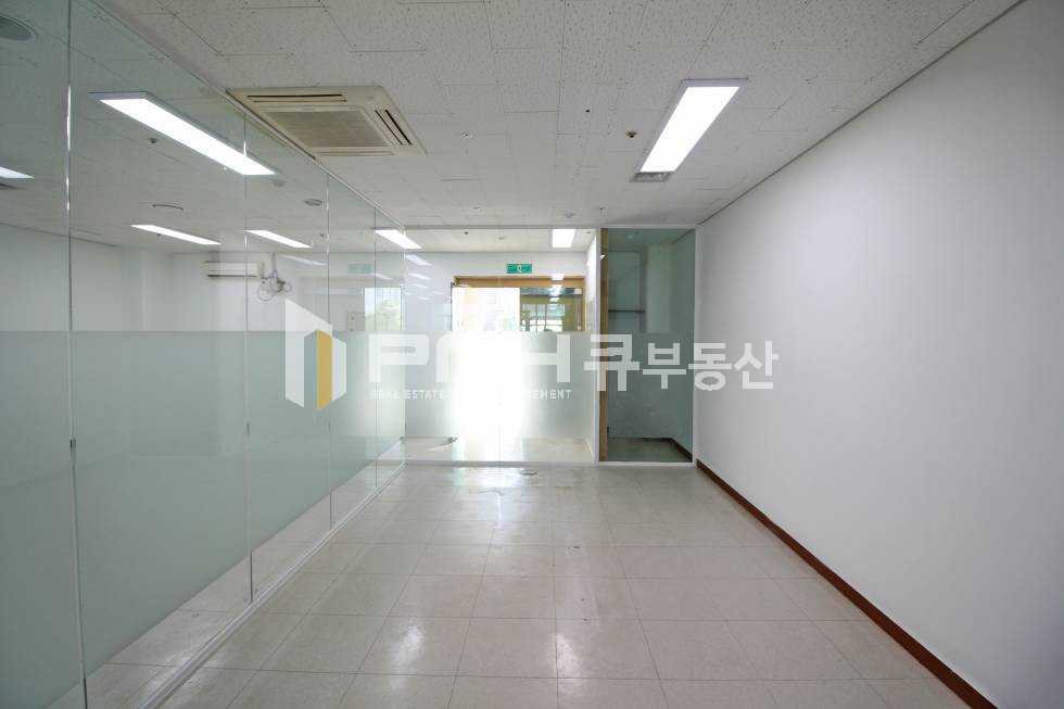 경기 안양동안구 평촌동 평촌아파트형공장 전용40평 유리룸3 추천사무실 월세 매물번호 10285 사진 3