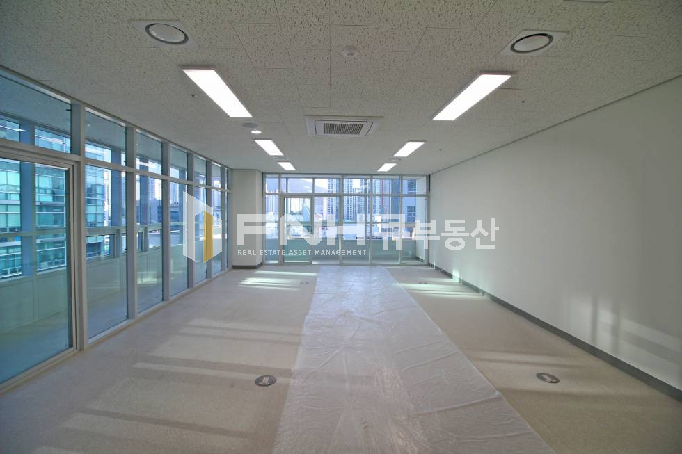 경기 안양동안구 평촌동 아이에스비즈타워 17평 코너 양창 A급사무실 월세 매물번호 10300 사진 2
