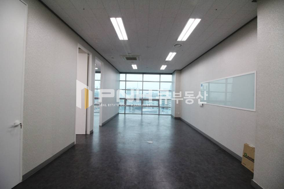 경기 안양동안구 관양동 인덕원 오비즈타워 전용24평 인테리어 룸3, 발코니, 냉난방기, 탕비실 풀인테리어 월세 매물번호 10635 사진 4