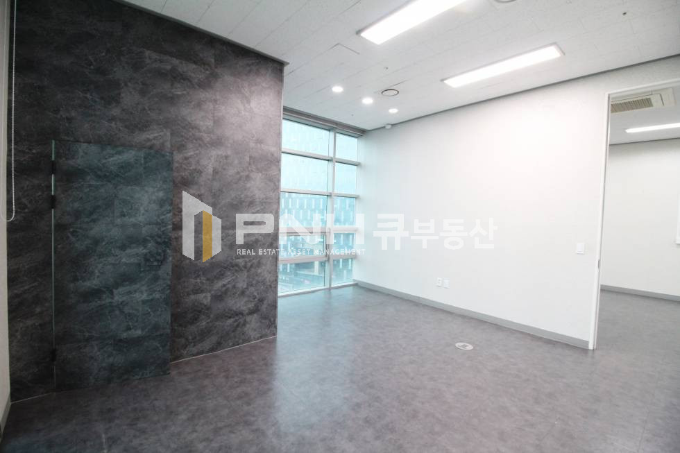 경기 안양동안구 관양동 인덕원 오비즈타워 전용24평 인테리어 룸3, 발코니, 냉난방기, 탕비실 풀인테리어 월세 매물번호 10635 사진 9