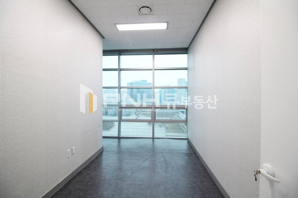 경기 안양동안구 관양동 인덕원 오비즈타워 전용24평 인테리어 룸3, 발코니, 냉난방기, 탕비실 풀인테리어 월세 매물번호 10635 사진 11
