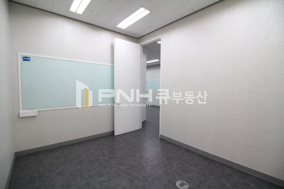 경기 안양동안구 관양동 인덕원 오비즈타워 전용24평 인테리어 룸3, 발코니, 냉난방기, 탕비실 풀인테리어 월세 매물번호 10635 사진 13