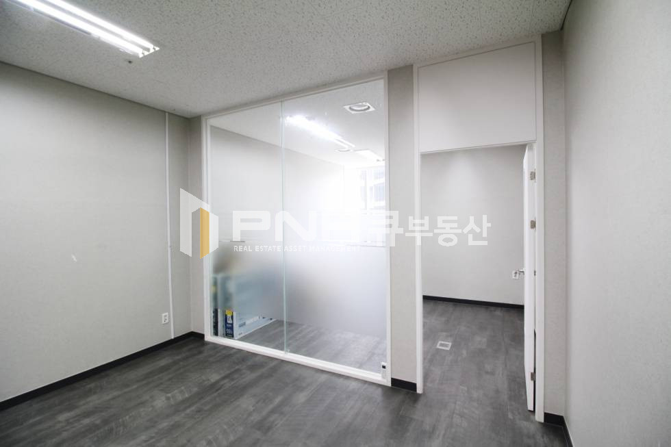 경기 의왕시 포일동 인덕원IT밸리 풀인테리어 전용17평 룸1 베란다 갖춘 사무실 월세 매물번호 10638 사진 4