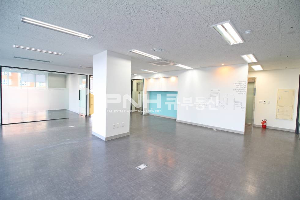 경기 안양동안구 관양동 평촌하이필드 신축 전용 약32평 코너확장형 룸2개 탕비실 인테리어 월세 매물번호 10648 사진 3
