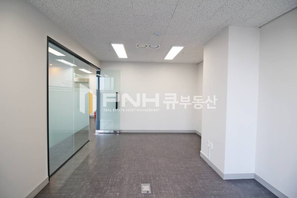 경기 안양동안구 관양동 평촌하이필드 신축 전용 약32평 코너확장형 룸2개 탕비실 인테리어 월세 매물번호 10648 사진 11