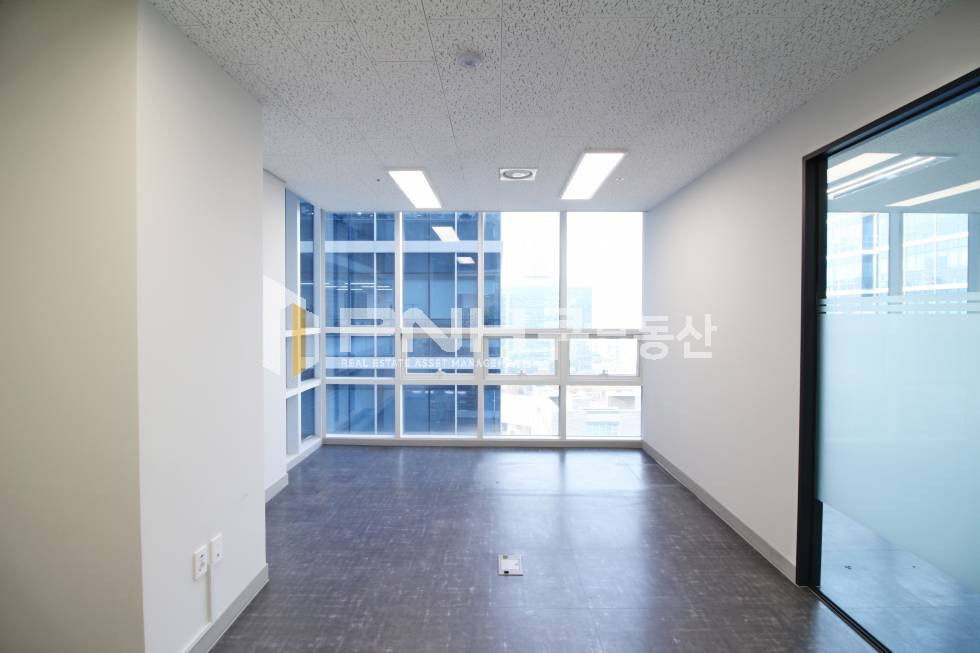 경기 안양동안구 관양동 평촌하이필드 신축 전용 약32평 코너확장형 룸2개 탕비실 인테리어 월세 매물번호 10648 사진 12